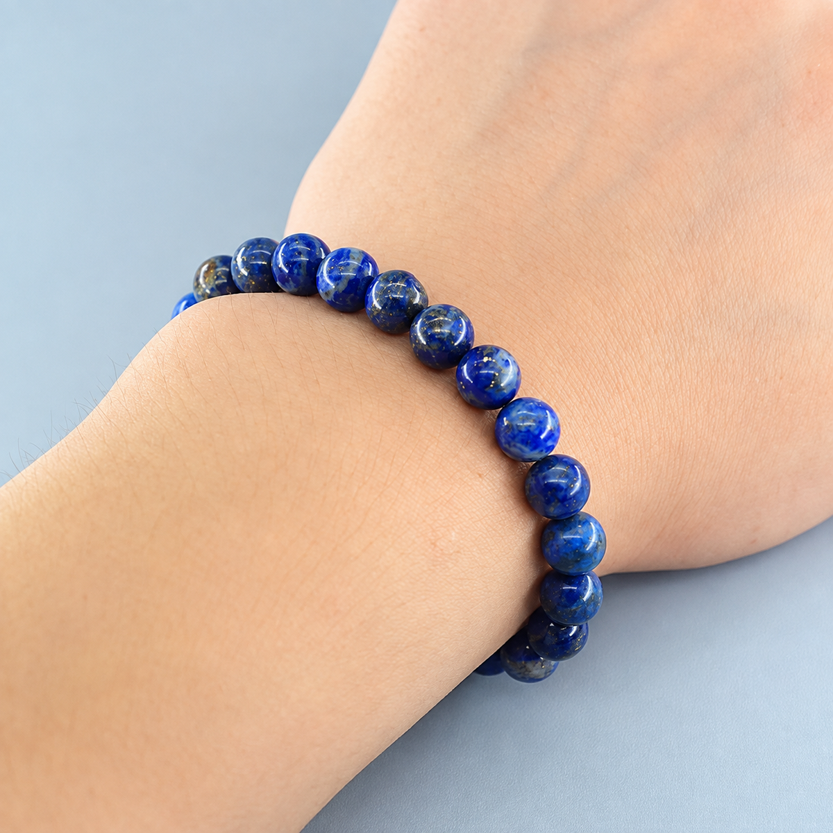 Bracelet Lapis Lazuli Classique, perles rondes de lapis-lazuli de 8 mm pailletées de pyrite, porté au poignet