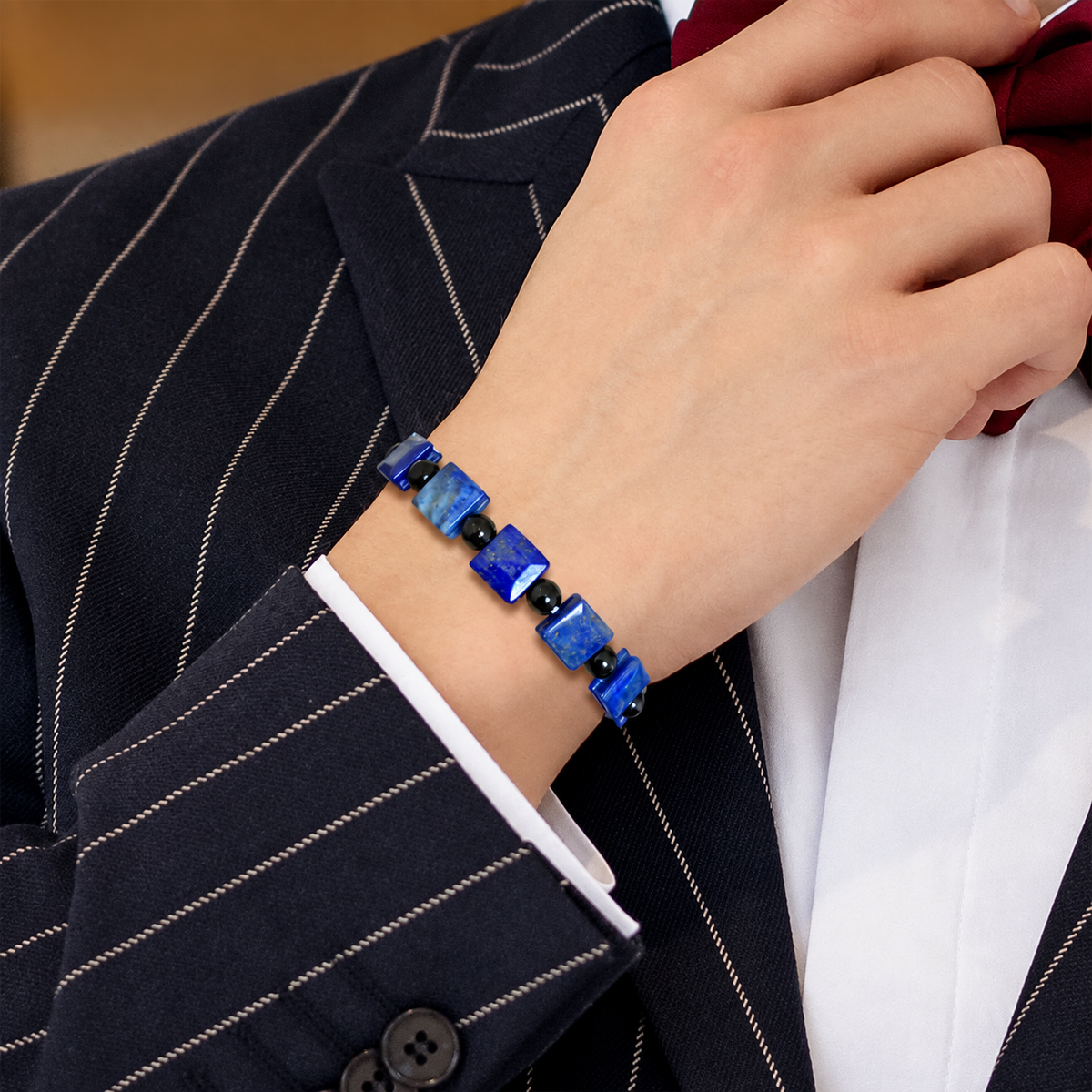 Bracelet Lapis Lazuli Pierres Carrées, pierres carrées de lapis-lazuli alternées de perles noires, porté au poignet