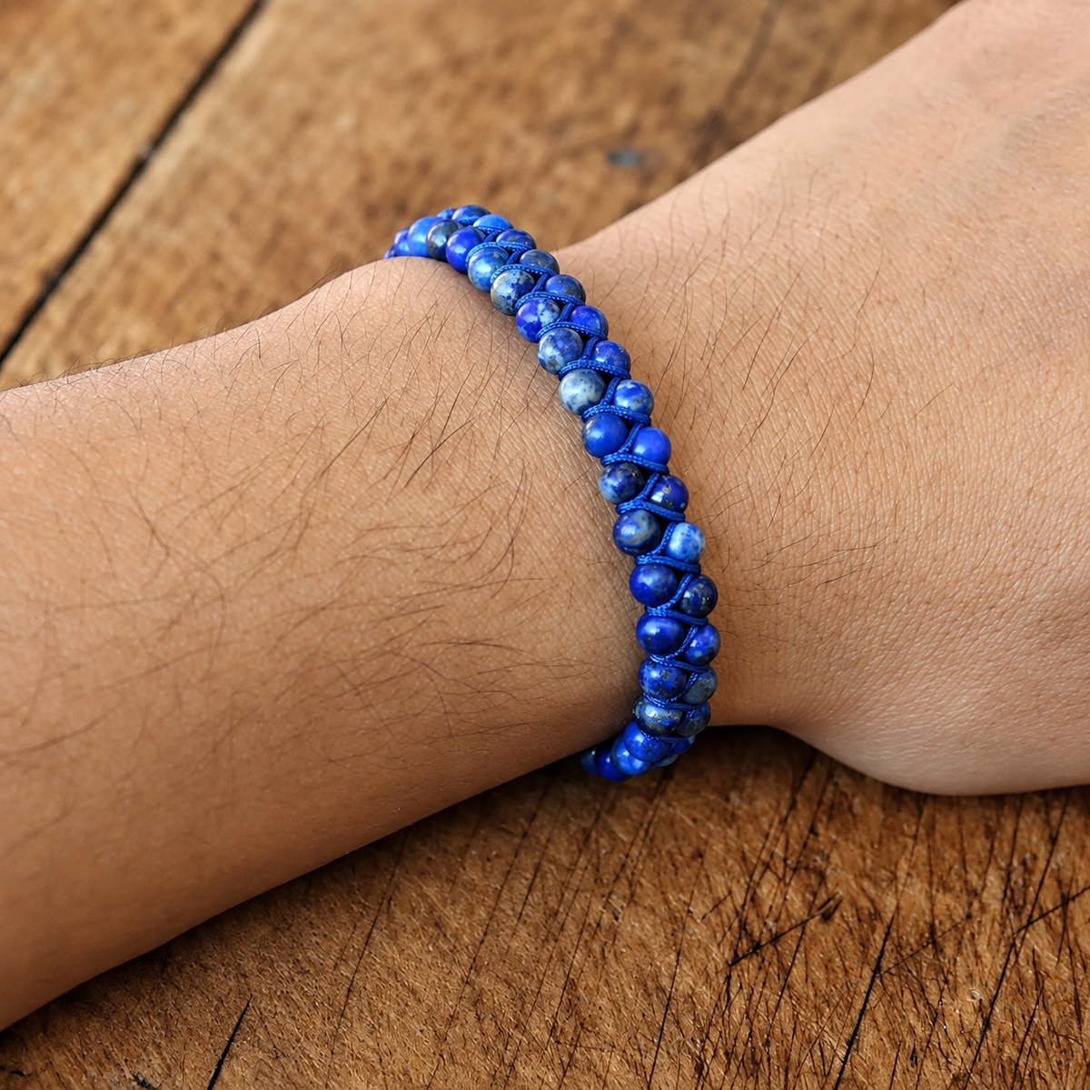 Bracelet Lapis Lazuli Tressé, double rang de perles de lapis-lazuli de 4 mm sur cordon bleu tressé, porté au poignet
