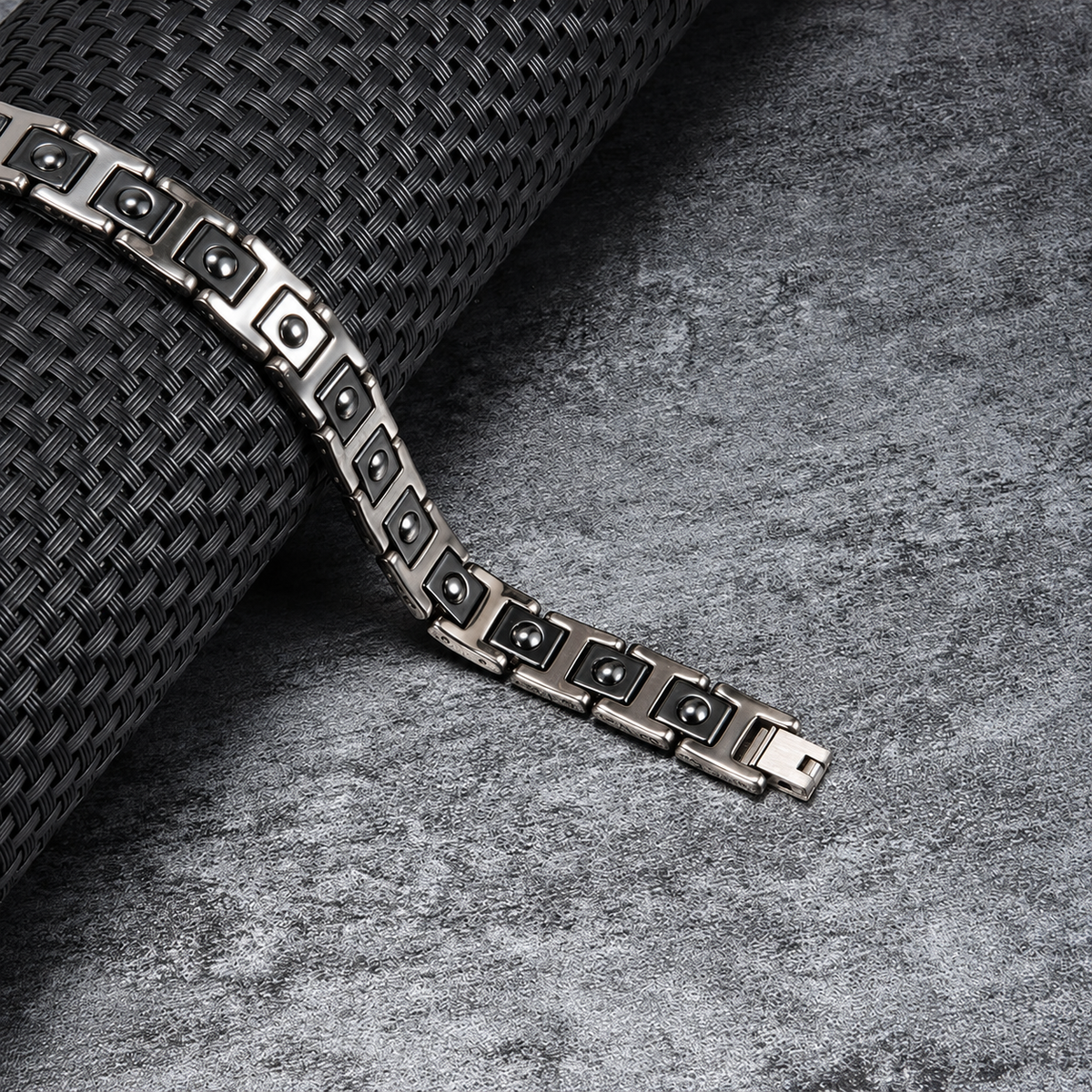 Bracelet magnétique Celsus, maillons argentés sertis de pierres noires taillées en pointe