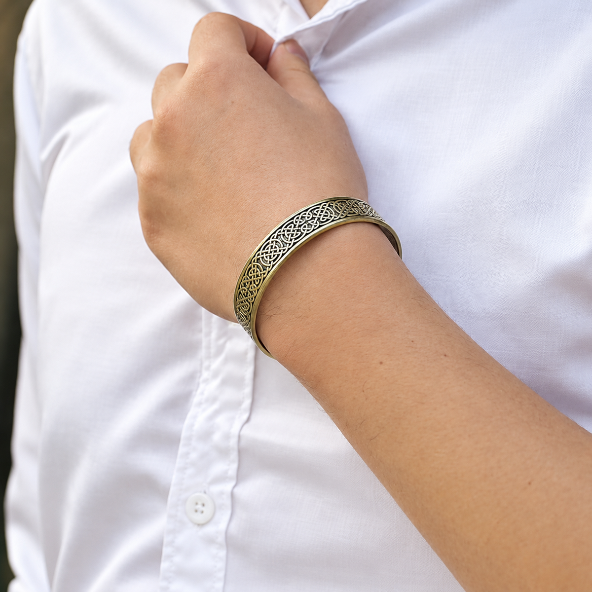 Bracelet magnétique Celtique, jonc ouvert en cuivre gravé d’entrelacs celtiques, porté au poignet