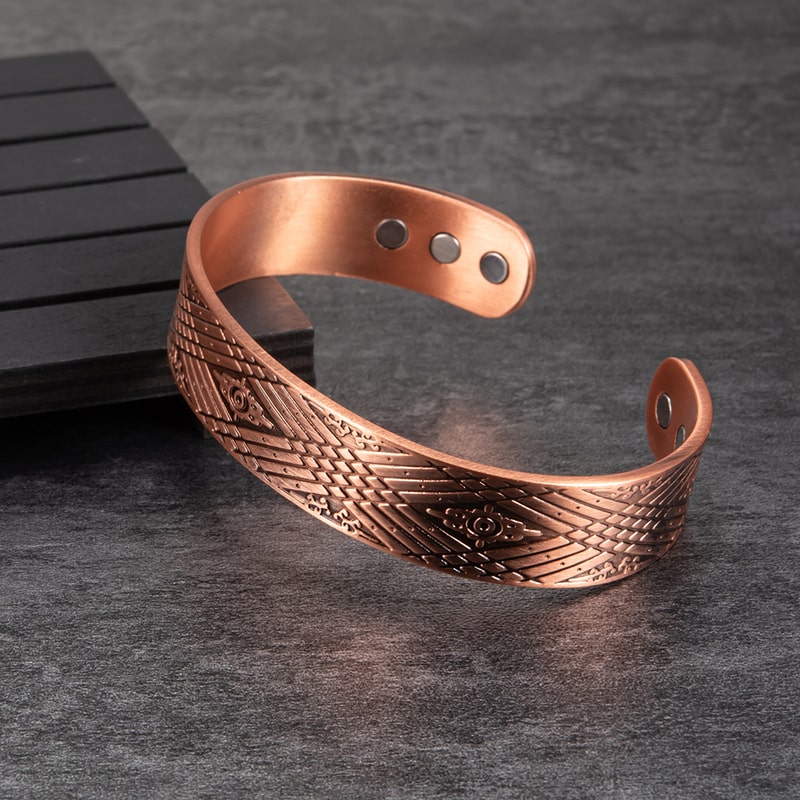 Bracelet magnétique Elise, jonc ouvert en cuivre gravé de losanges et de lignes croisées