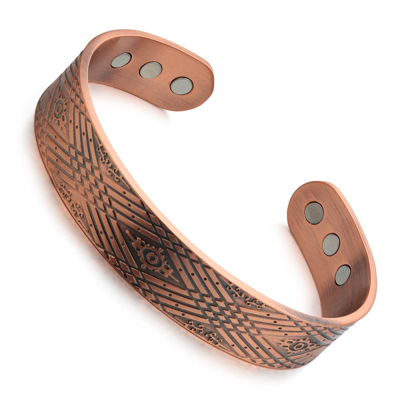 Bracelet magnétique Elise, jonc ouvert en cuivre gravé de losanges et de lignes croisées