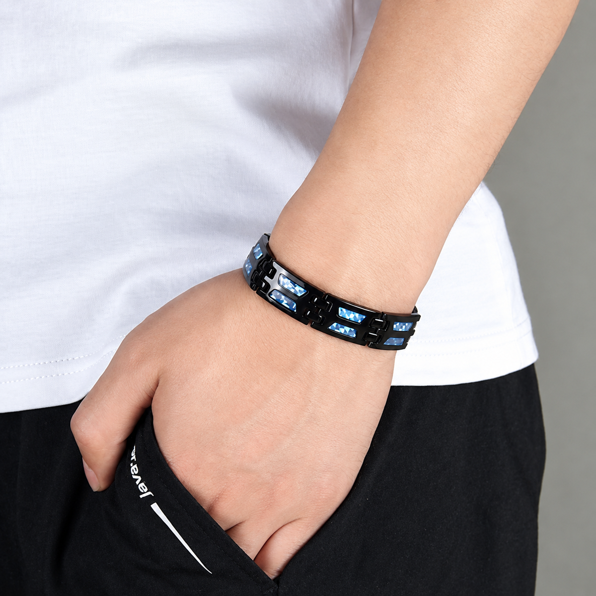 Bracelet magnétique Elyor, maillons noirs incrustés de motifs bleus façon fibre de carbone