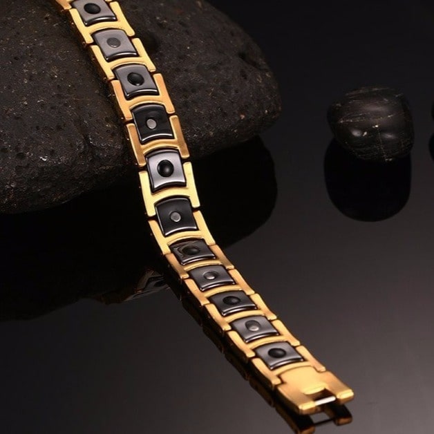 Bracelet magnétique Quilus, maillons dorés incrustés de plaques noires