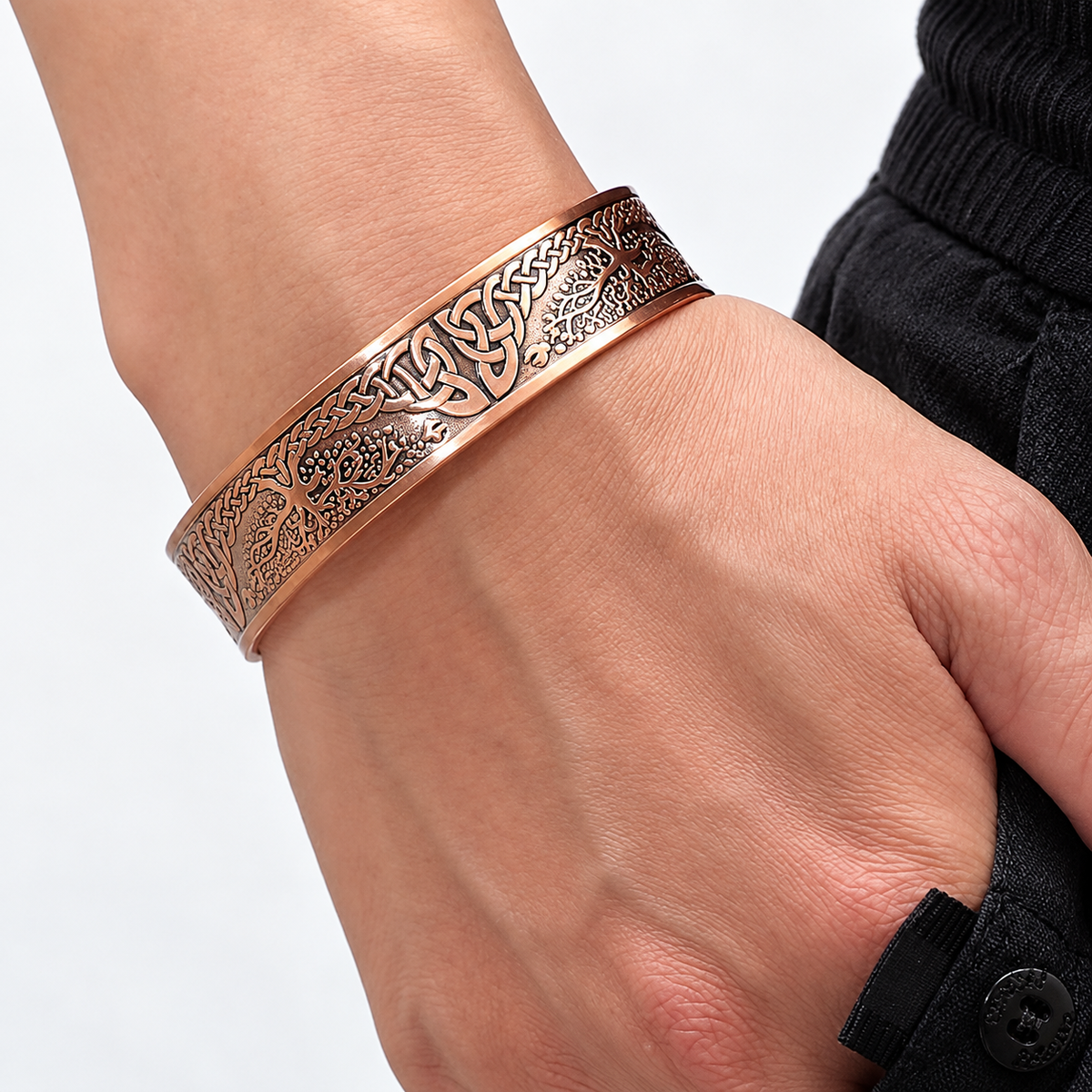 Bracelet magnétique Renaissance, jonc ouvert en cuivre gravé d’un arbre de vie et de nœuds celtiques, porté au poignet
