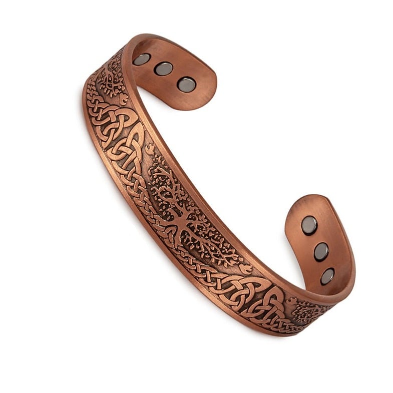 Bracelet magnétique Renaissance, jonc ouvert en cuivre gravé d’un arbre de vie et de nœuds celtiques