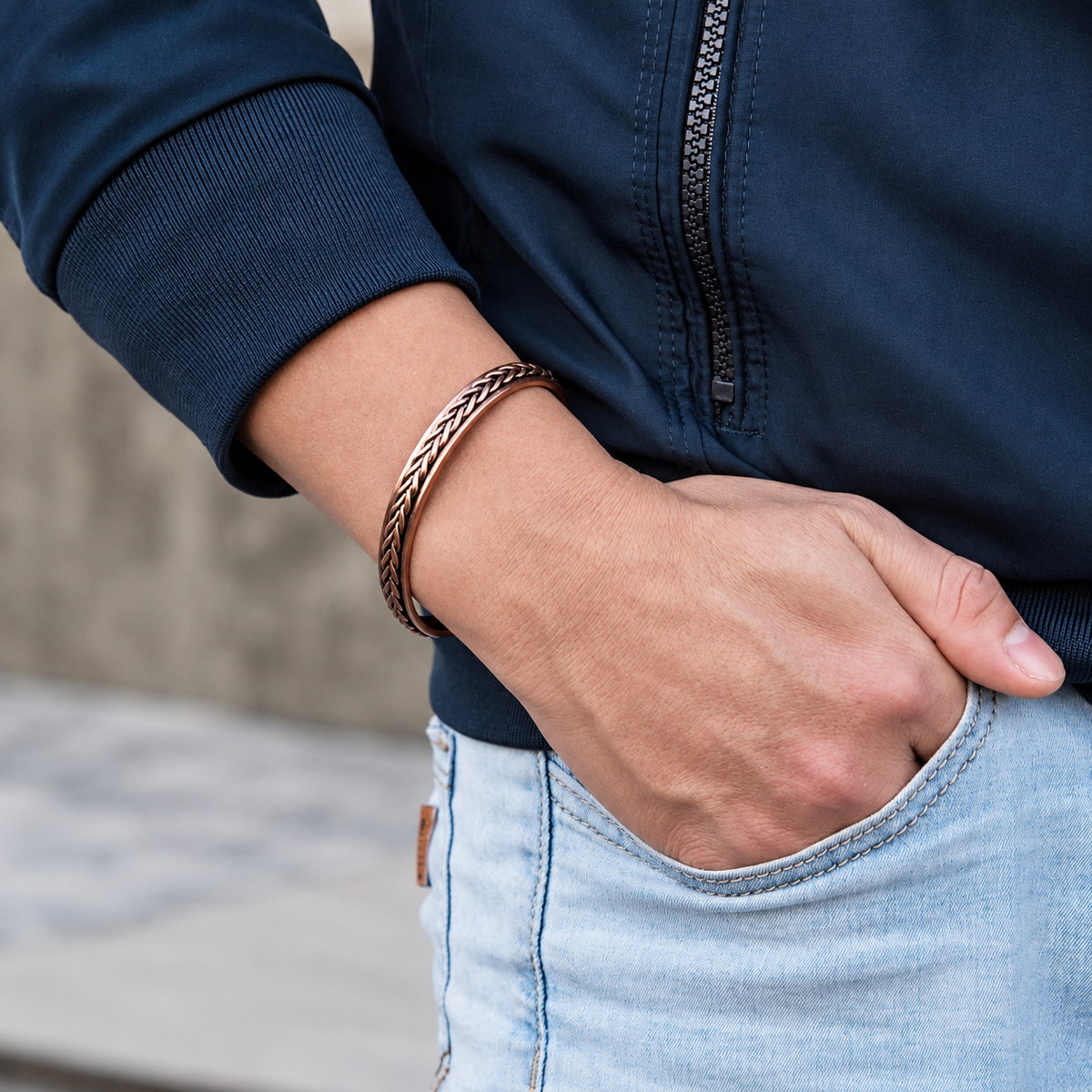Bracelet magnétique Tréssé, jonc ouvert en cuivre tressé en natte, porté au poignet