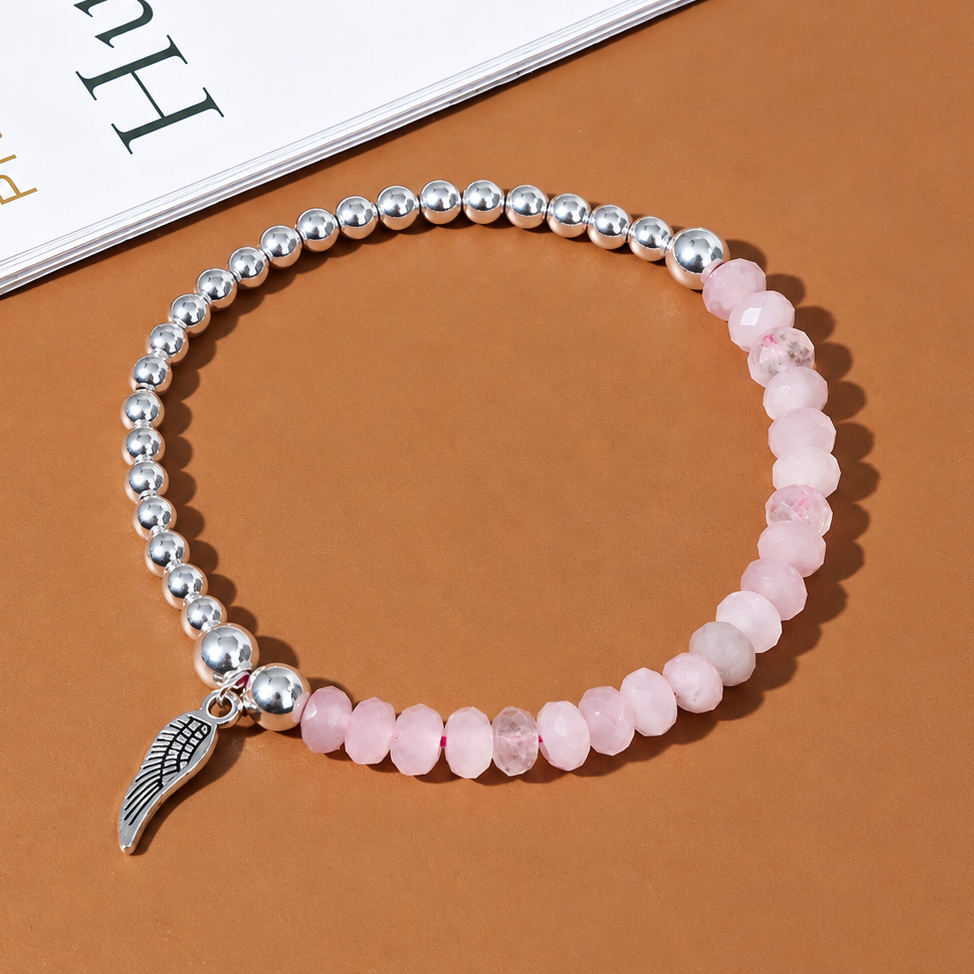 Bracelet Quartz Rose Ailé, perles facettées de quartz rose, billes argentées et breloque aile d’ange
