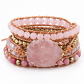Bracelet Quartz Rose Bohème, bracelet multitour en cuir à bloc de quartz rose brut et perles, porté au poignet