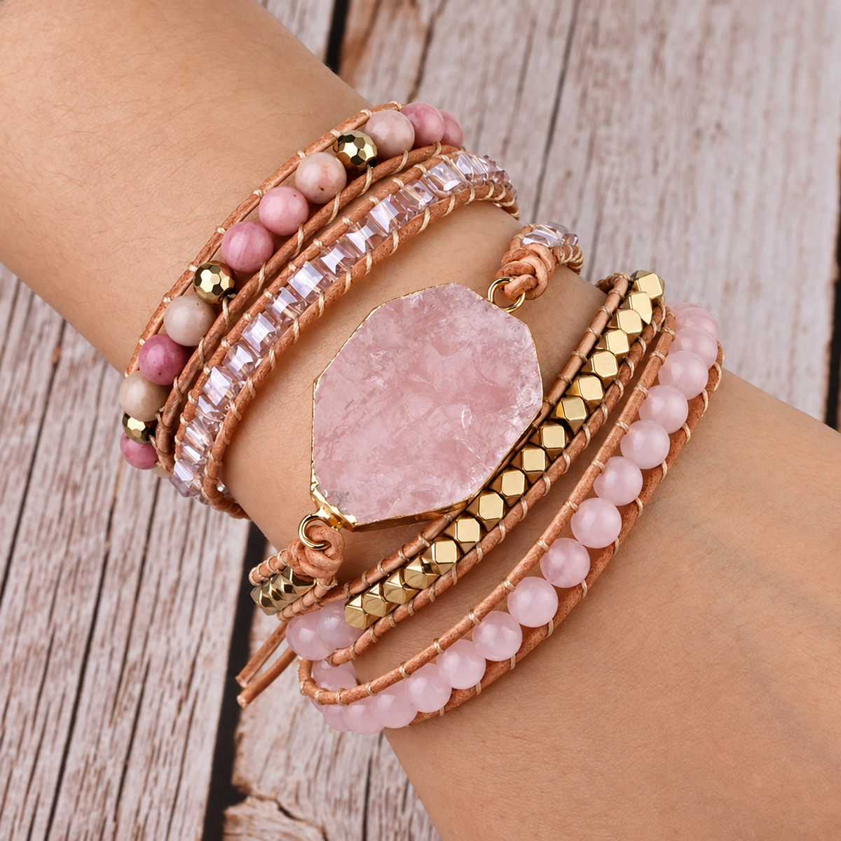Bracelet Quartz Rose Bohème, bracelet multitour en cuir à bloc de quartz rose brut et perles, porté au poignet