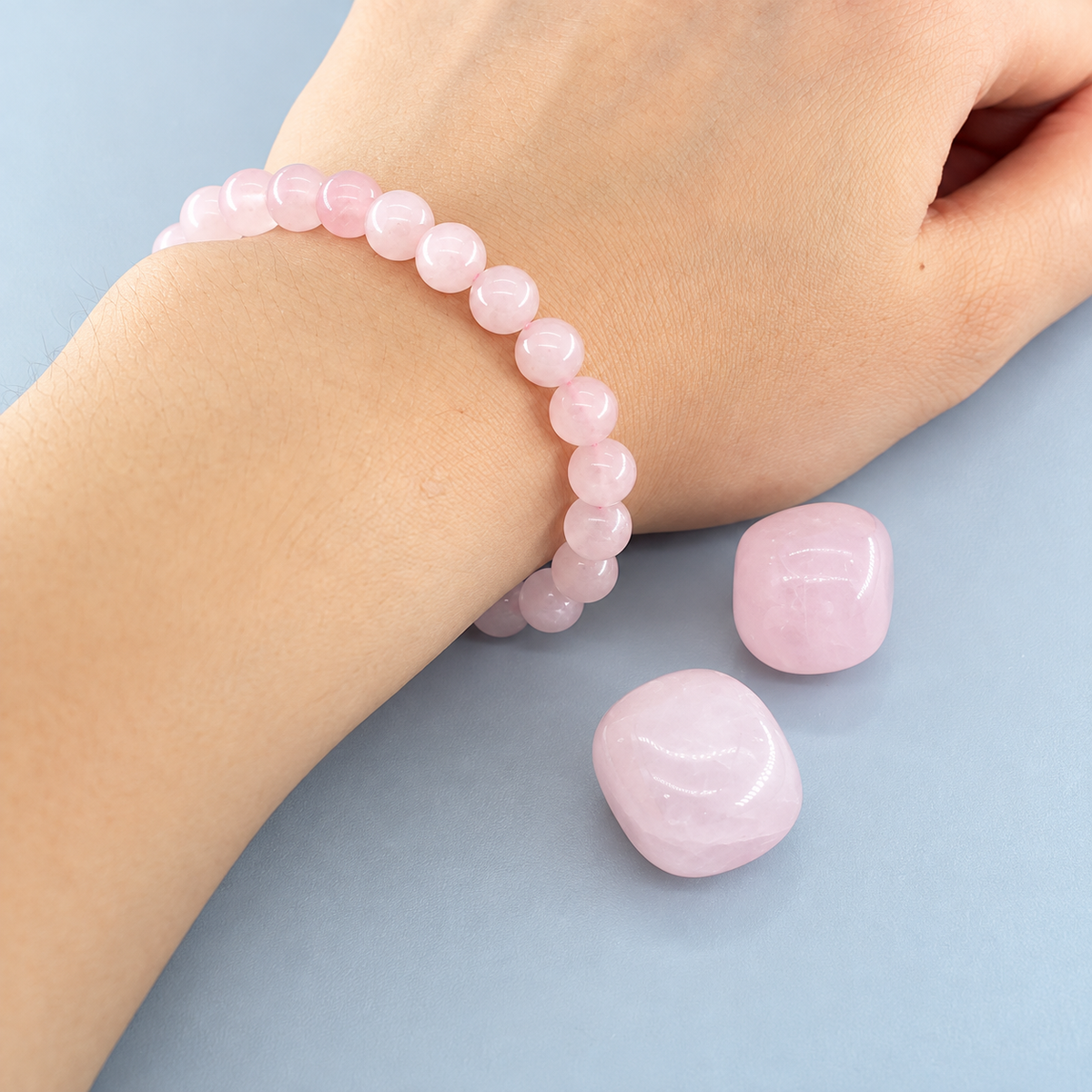 Bracelet Quartz Rose Classique, perles rondes de quartz rose de 8 mm sur élastique, porté au poignet