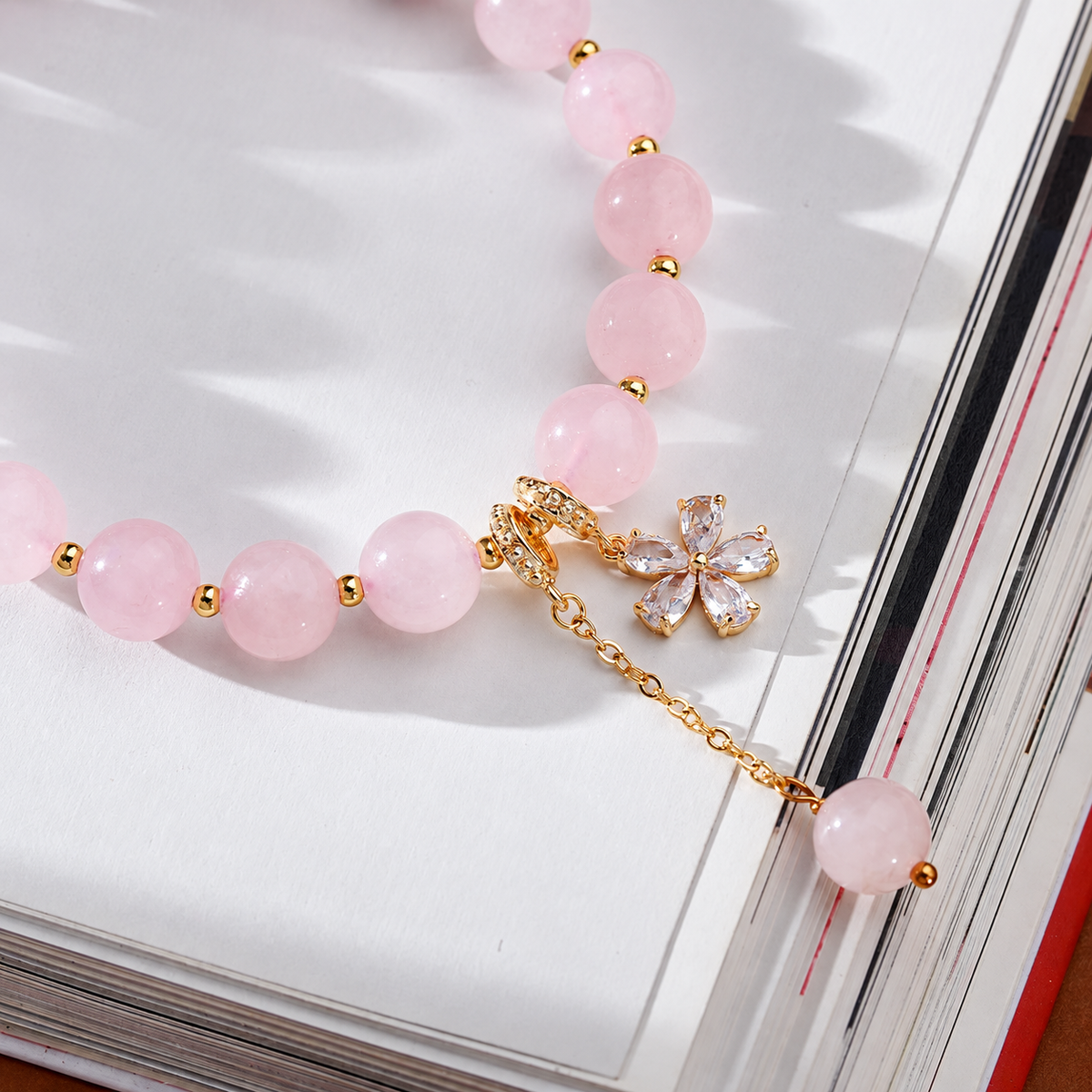 Bracelet Quartz Rose Floral, perles de quartz rose, perles dorées et breloque fleur sertie de zircons