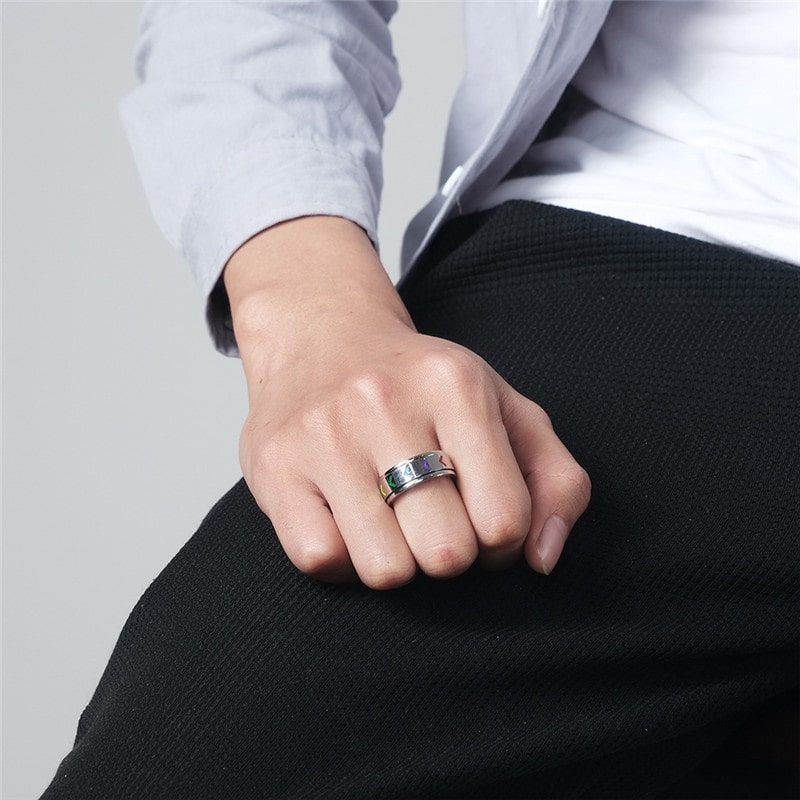 Bague anti-stress anneau tournant Boost, anneau tournant orné de chevrons multicolores, portée au doigt
