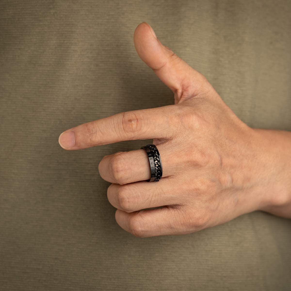 Bague anti-stress anneau tournant Chaîne Viking, bague gravée de runes vikings avec chaîne gourmette tournante, portée au doigt