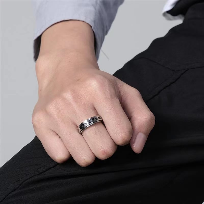 Bague anti-stress anneau tournant Cœur, anneau tournant gravé de cœurs noirs, portée au doigt