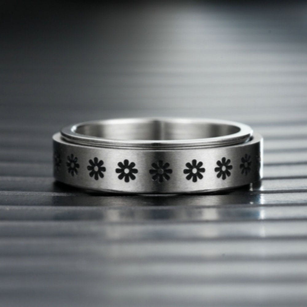 Bague anti-stress anneau tournant Fleur, anneau tournant gravé d’une frise de petites fleurs noires