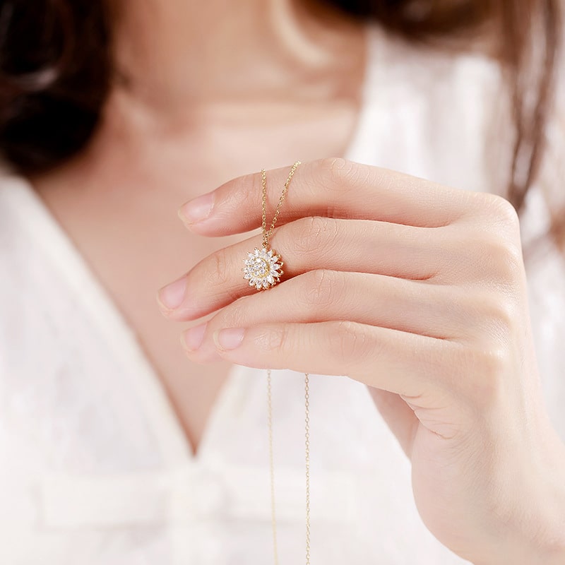 Collier anti-stress rotatif, pendentif fleur en cristaux taille marquise qui tourne